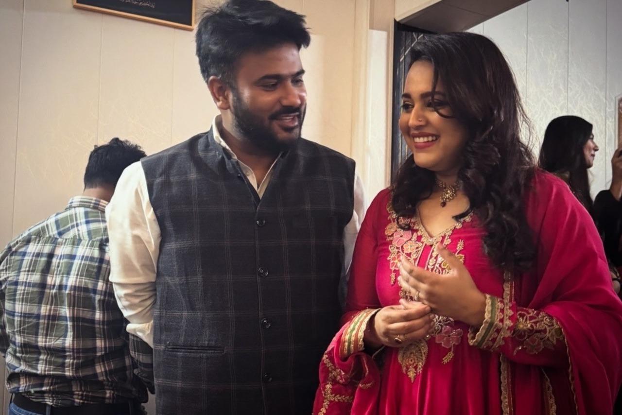 Caught in a moment, the two seem to be engrossed in a chat as they smile in this candid picture.