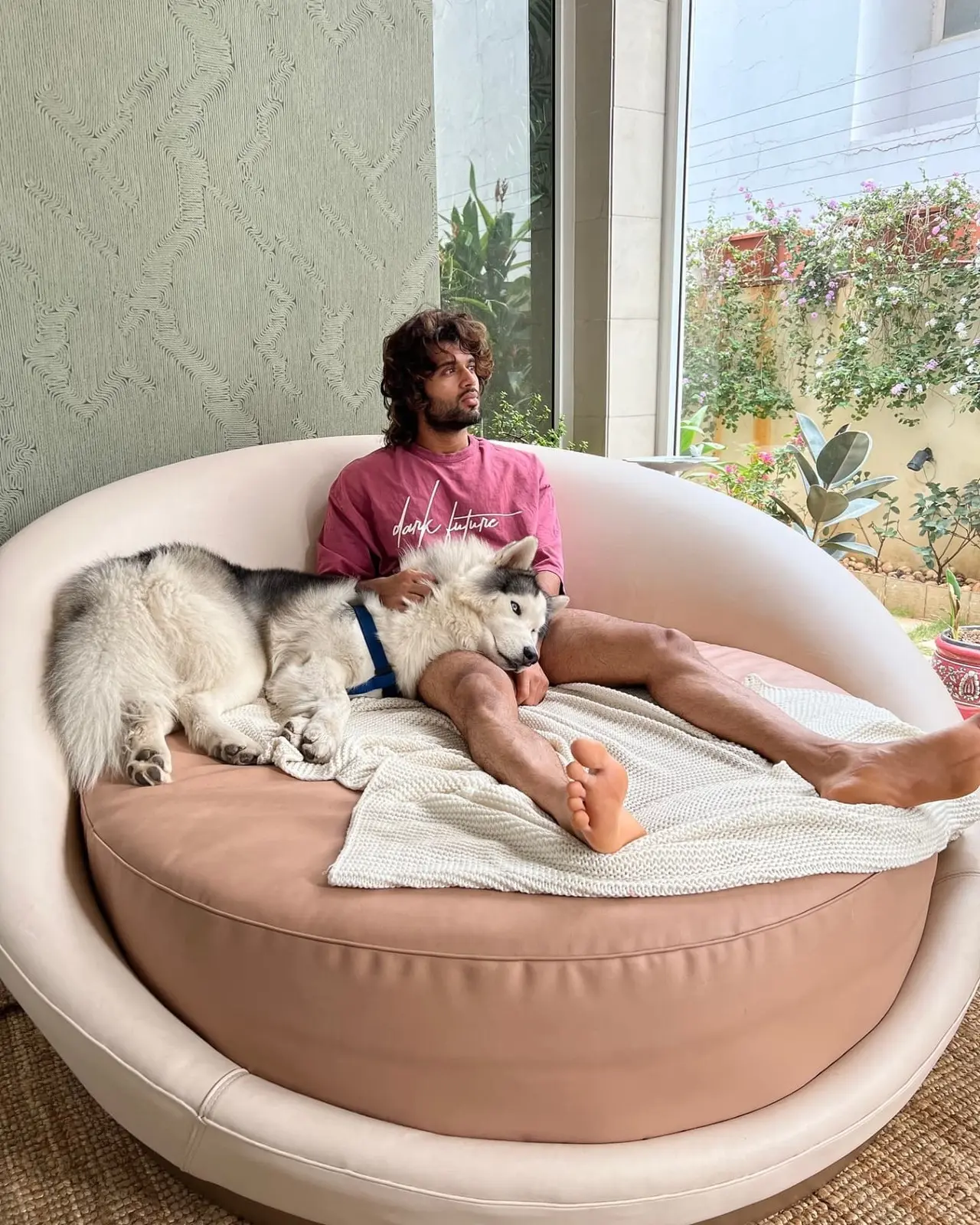 One of the cosiest and envy-worthy corners of the house is certainly this huge round bed placed right beside the glass windows.