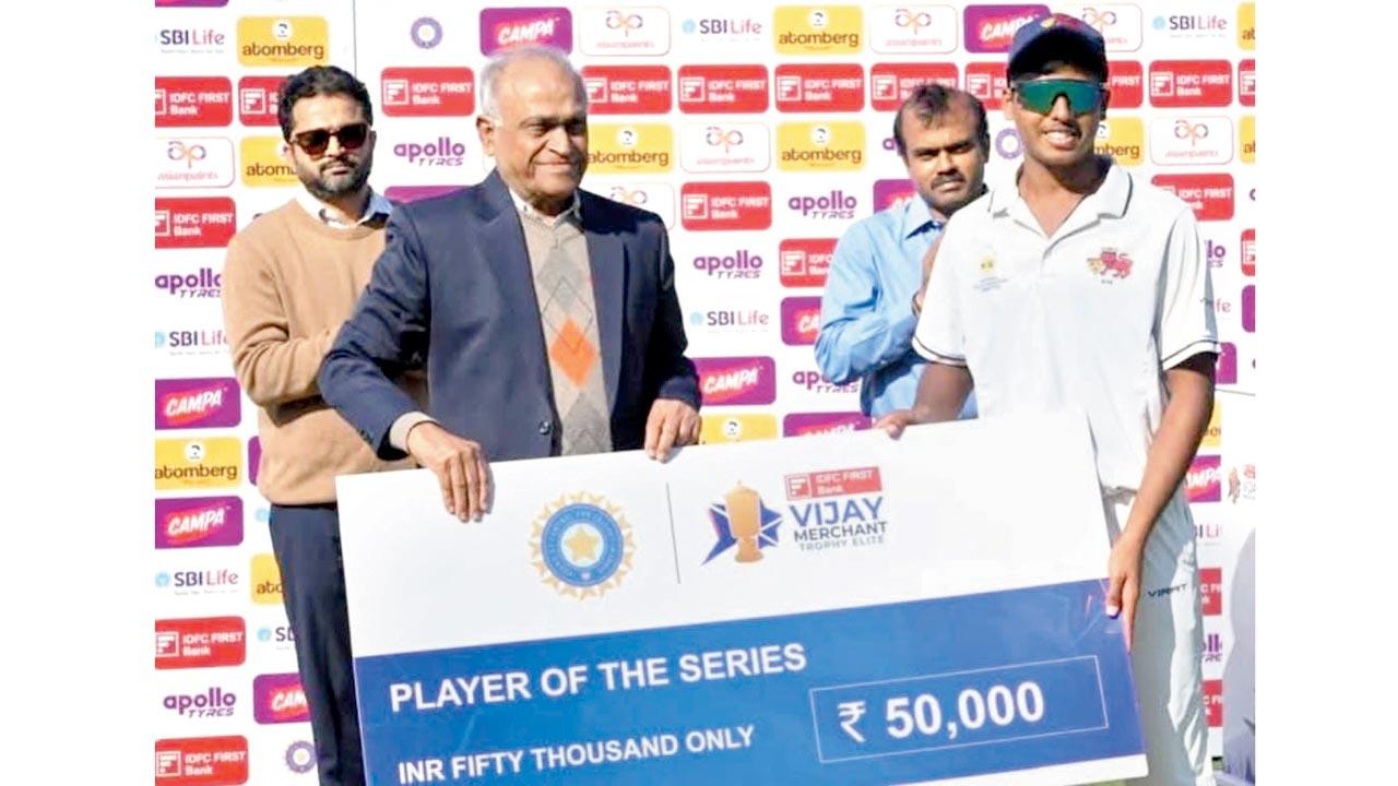 Karthik Kumar (right) receives the Player of the Series award from former BCCI Secretary Niranjan Shah after Mumbai’s Vijay Merchant Trophy triumph in Rajkot recently. Pics/By Special Arrangement