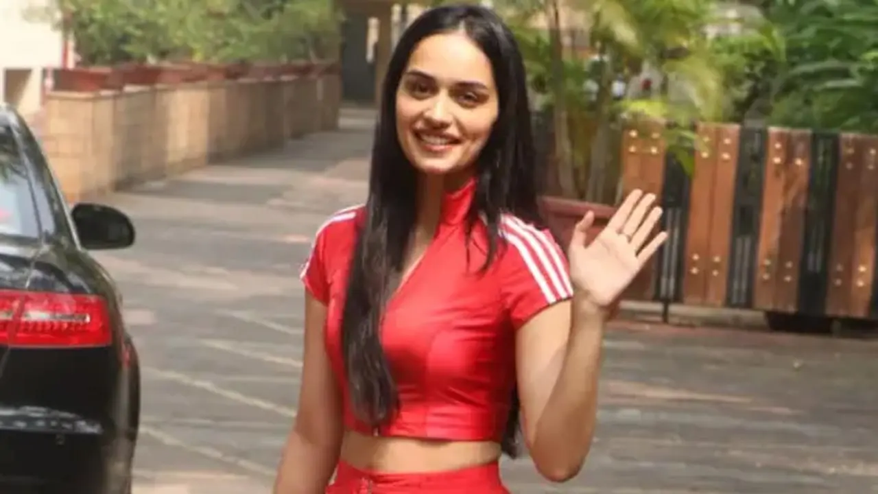 Manushi Chhillar celebrates parents' 35th wedding anniversary