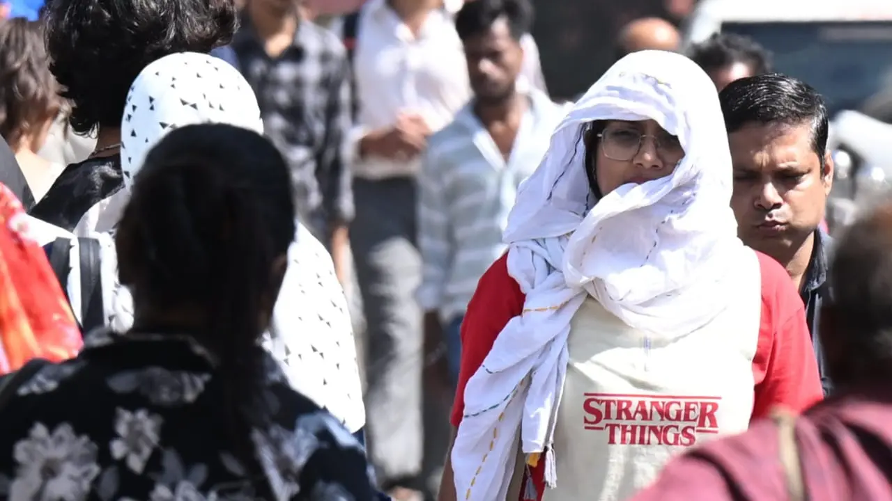 Due to hot weather conditions during the afternoon hours, several citizens were also seen protecting themselves from heat