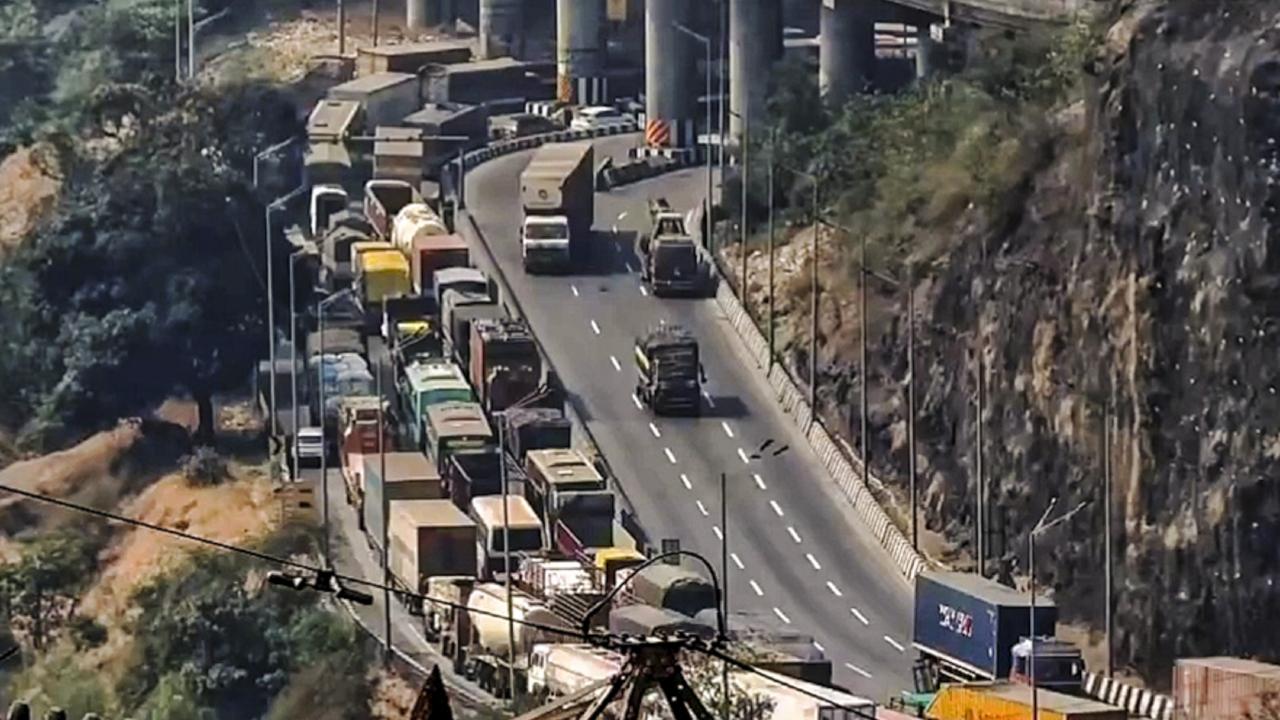 <p>The tanker overturned on the Mumbai-bound carriageway around 5 pm on Tuesday, triggering a massive traffic congestion that left thousands of vehicles stranded for hours on the busy expressway</p> <p>The tanker overturned on the Mumbai-bound carriageway around 5 pm on Tuesday, triggering a massive traffic congestion that left thousands of vehicles stranded for hours on the busy expressway</p>