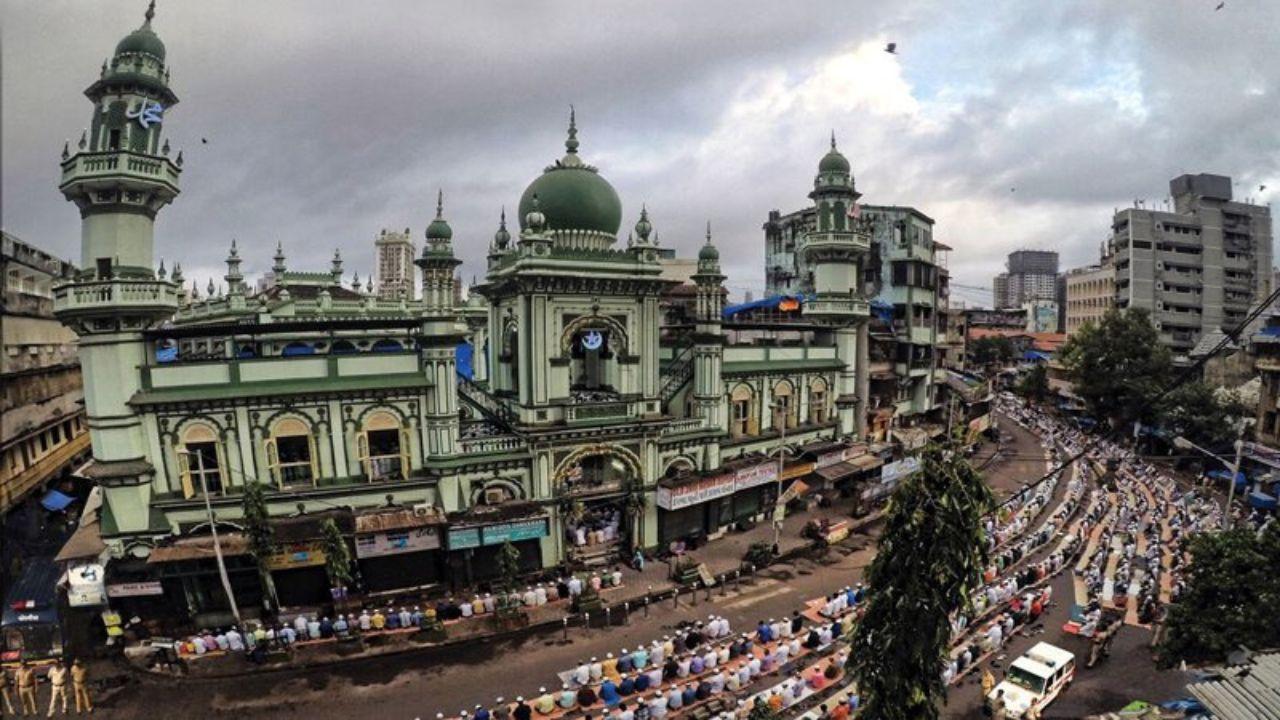 Hamidiya Masjid, Pydhonie
Over a century old, the Hamidiya Masjid is a prominent Sunni mosque situated on Ibrahim Rehmatullah Road near Pydhonie Police Station in South Mumbai. Pic/ X
