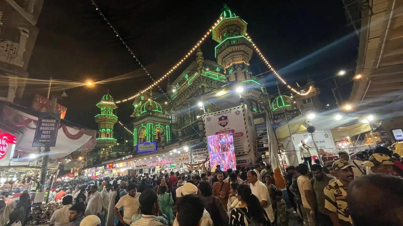 Minara Masjid, Mohammed Ali Road
Located in the bustling Mohammed Ali Road in Mumbai, Minara Masjid is a historic 19th-century mosque regarded as an abode of Sufi saints and a focal point during Ramadan. Pic/ Anushree Gaikwad