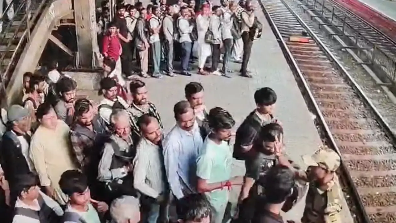 Nalasopara Station staff manage peak hour rush with orderly boarding system