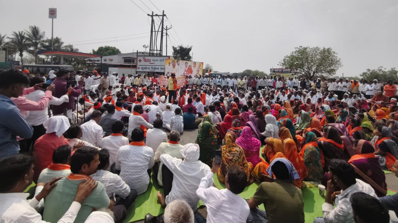 Sena (UBT) MP leads farmers protest, alleges land grab for Shaktipeeth e-way