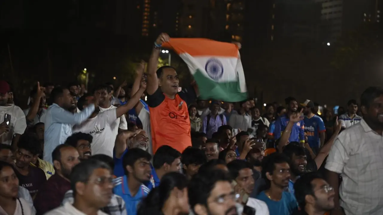<p>The enthusiastic fans were seen waving the Indian tricolour while enjoying the clash against the "Green Shirts" <em><strong>(Pic: Ashish Raje)</strong></em></p>