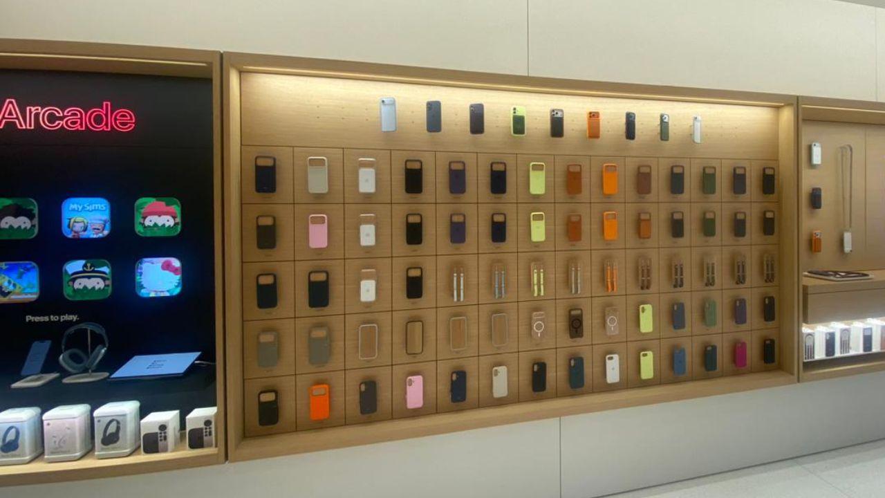 The store timings, as per the Apple official, will be 10:00 am to 11:00 pm on all seven days of the week