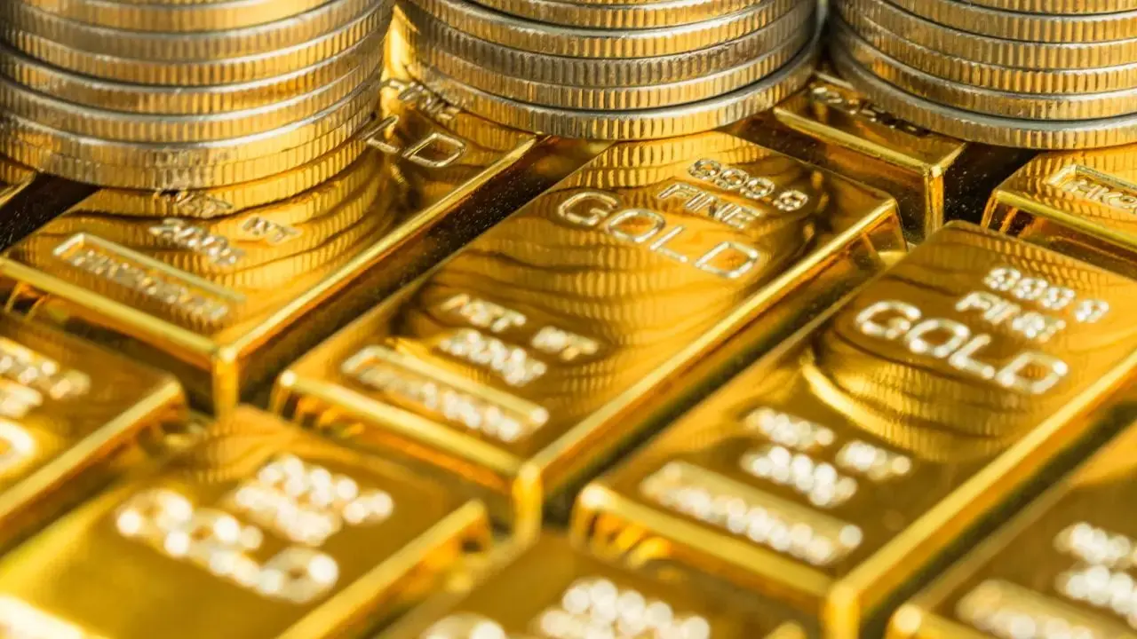 Gold and silver prices rebound amid dollar surge and tariff concerns