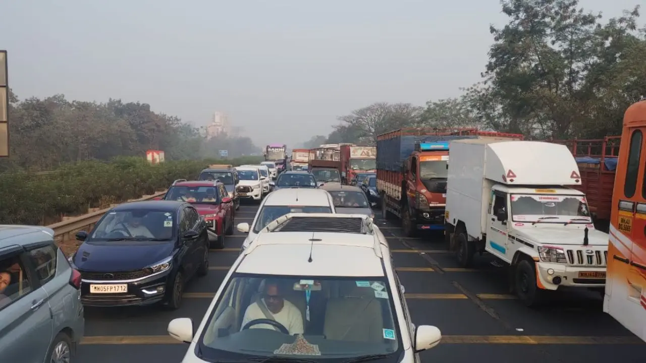 Massive traffic jam on Mumbai-Pune Expressway after gas tanker overturns