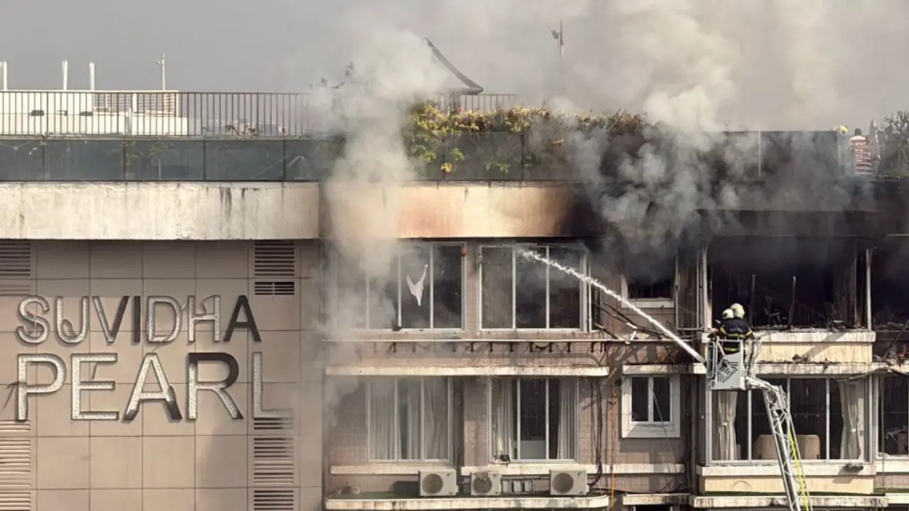 Mumbai: Fire breaks out at Vile Parle building; one woman dead