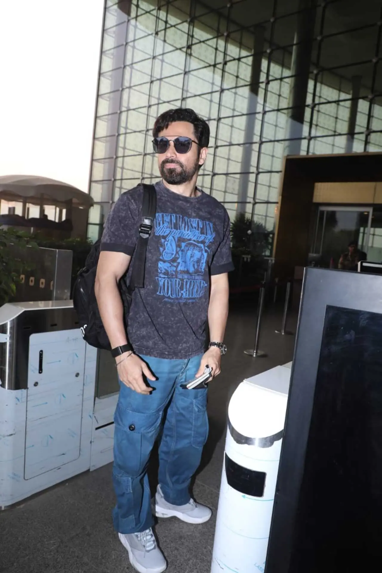Emraan Hashmi spotted stealing all the spotlight at the airport