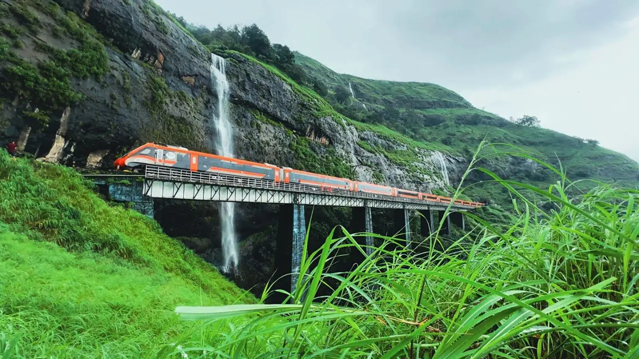 Solapur-CSMT Mumbai Vande Bharat Express completes three years
