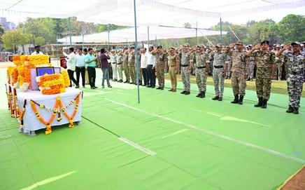 Gadchiroli Police pay their final respects to the jawan who was killed in action on Friday. Pic/Gadchiroli Police