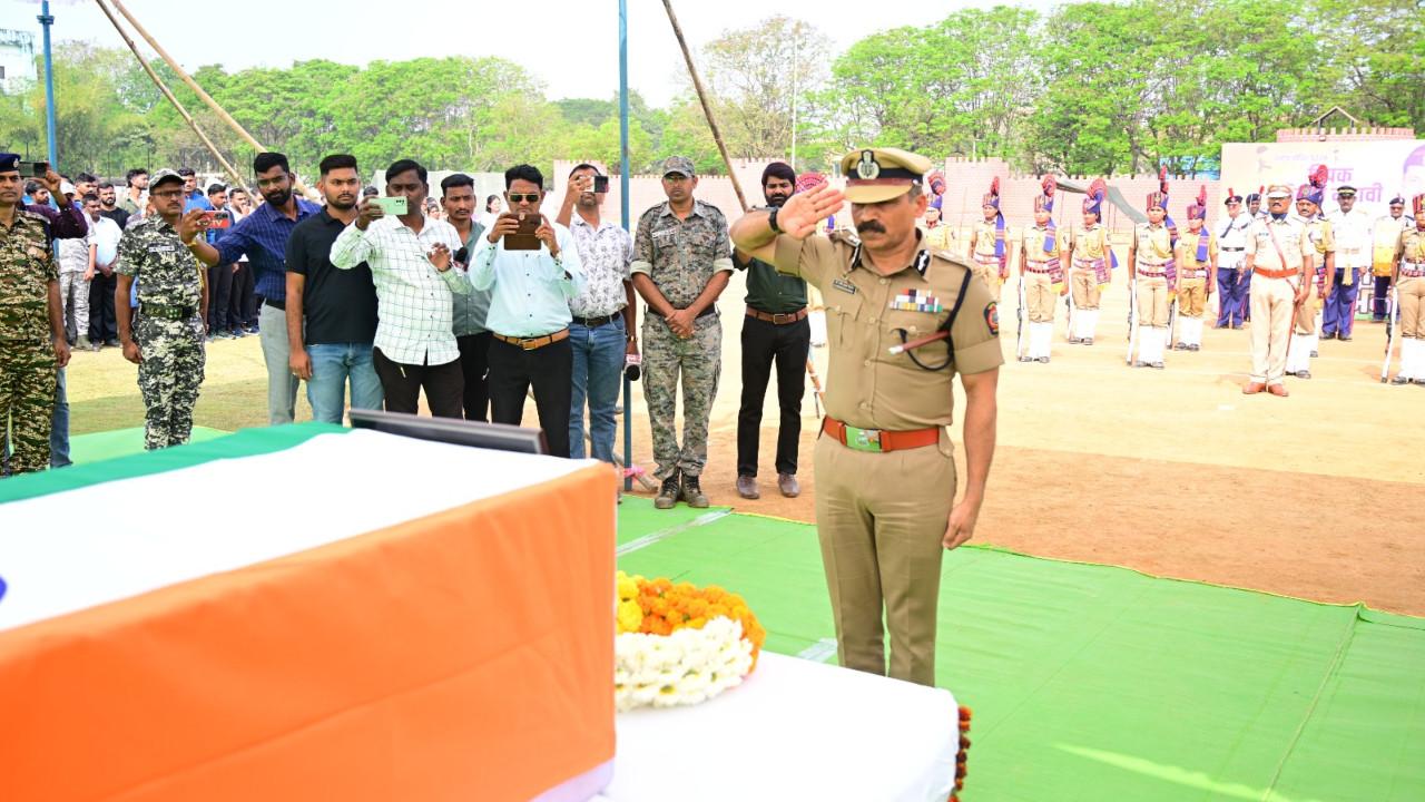 Maharashtra Police pay last respects to jawan killed in anti-Maoist operation