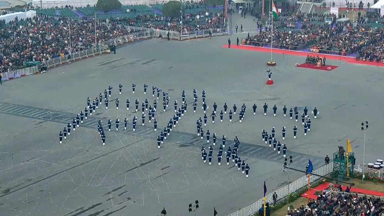 The bands formed several formations, including the cricketing triumph of India's women, tributes to Operation Sindoor and symbols associated with valour