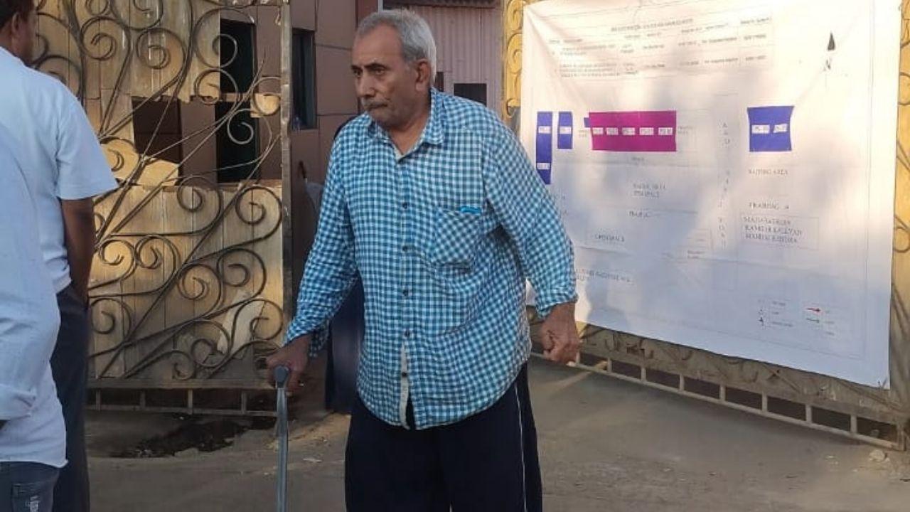 An elderly voter comes out of the polling booth in Ramzan Ali School at Malwani, Malad, after exercising his democratic right (Pic/Samiullah)