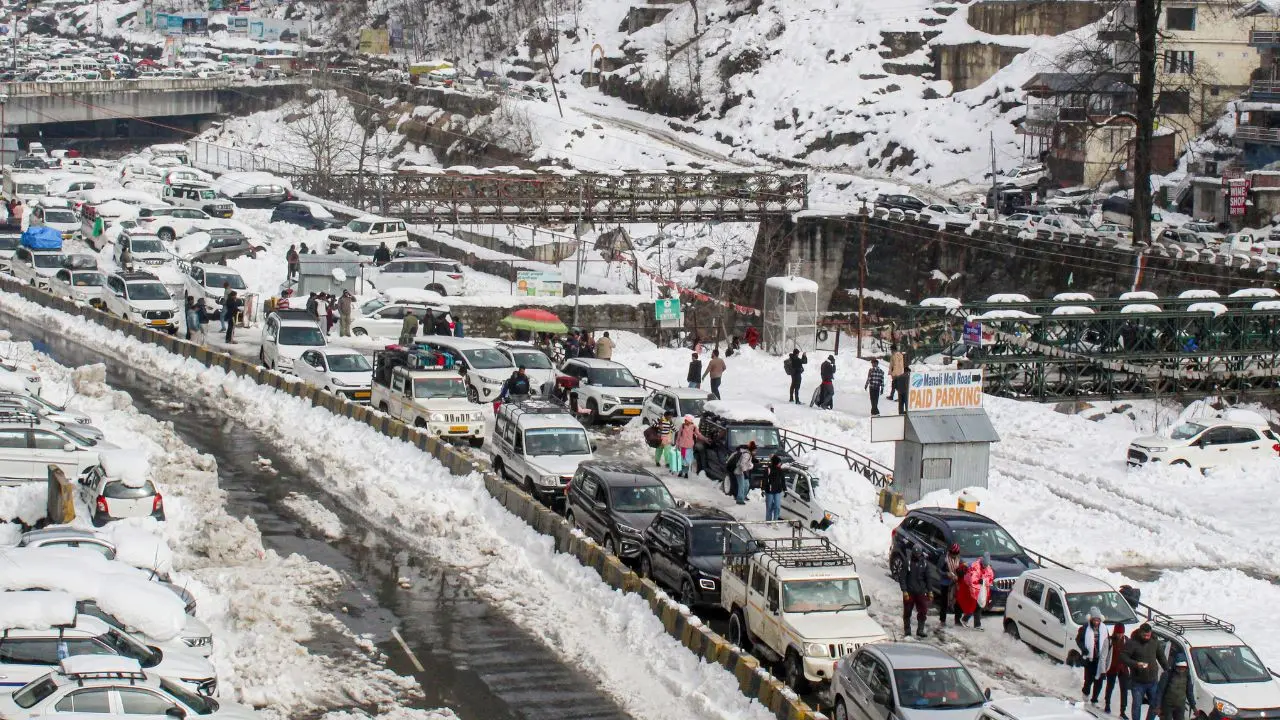 IN PHOTOS: Heavy snowfall brings life in Manali to standstill, highways blocked