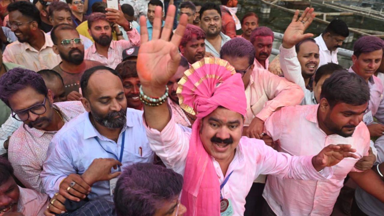 
NCP (SP) supporters turned out in large numbers outside the BMC P East ward counting centre at Kurar Village, Malad (East)
