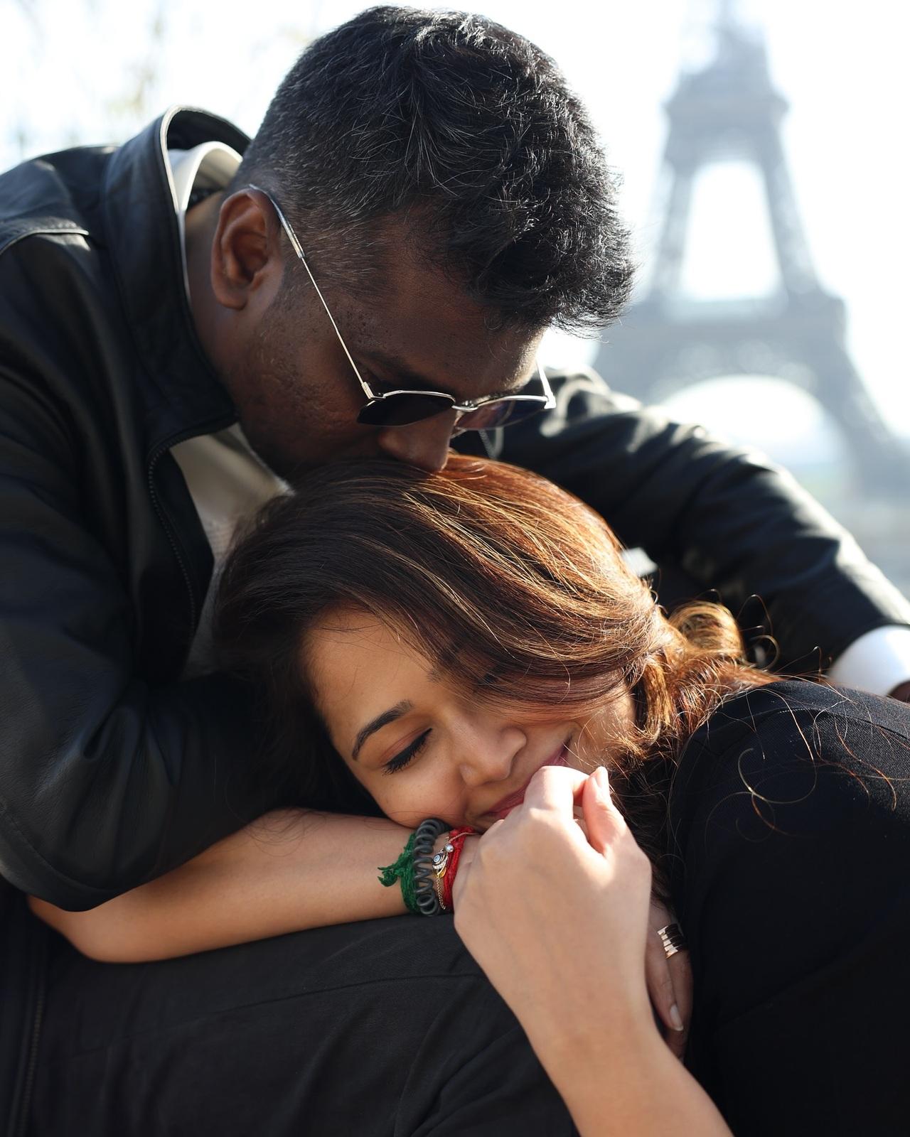 <p>At that moment, they met for the first time through their common friends.Soon, they became close friends and fell in love with each other shortly.</p> <p>At that moment, they met for the first time through their common friends.Soon, they became close friends and fell in love with each other shortly.</p>