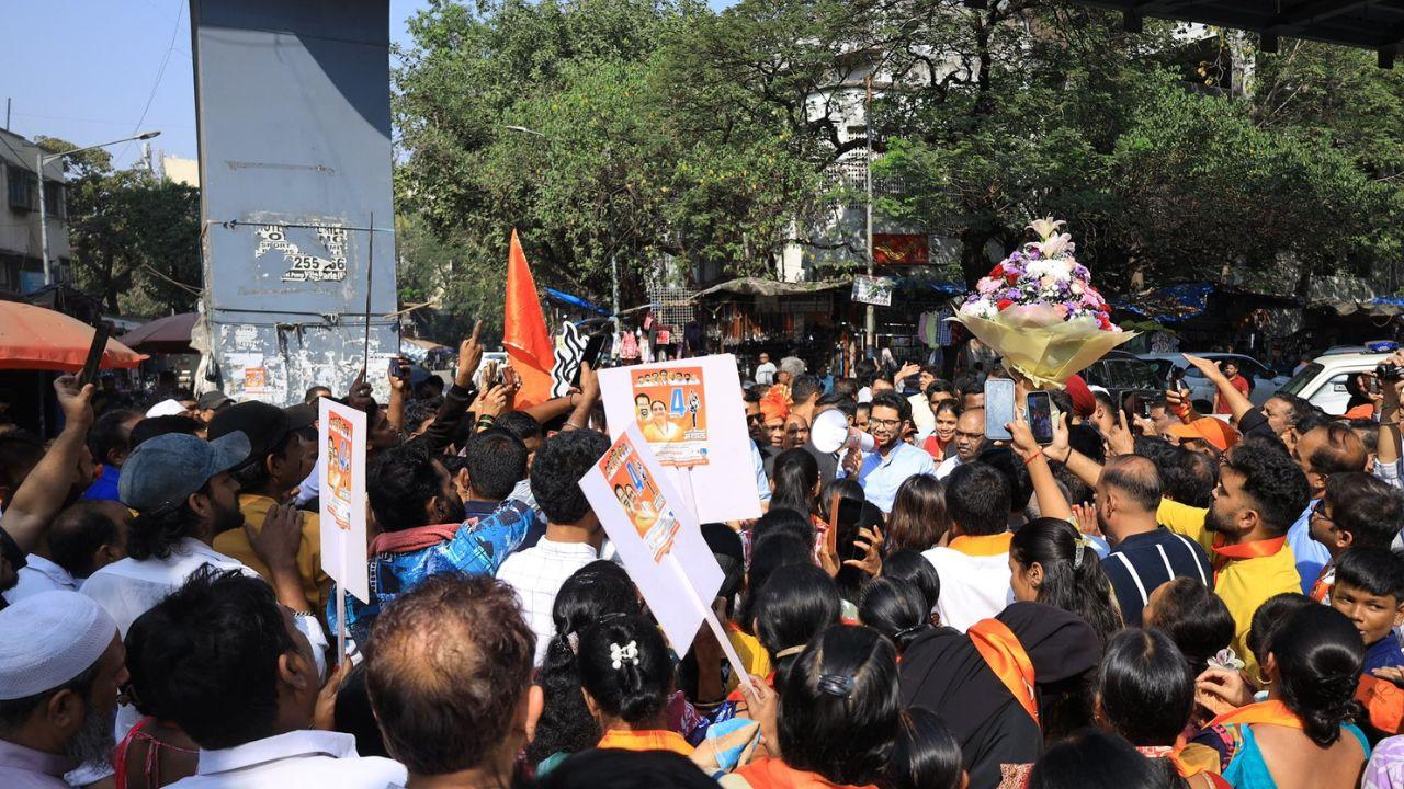 Aaditya Thackeray also participated in the bike rally at Kherwadi for Ward No. 95 candidate Hari Shastri, witnessing tremendous local enthusiasm ahead of the BMC polls