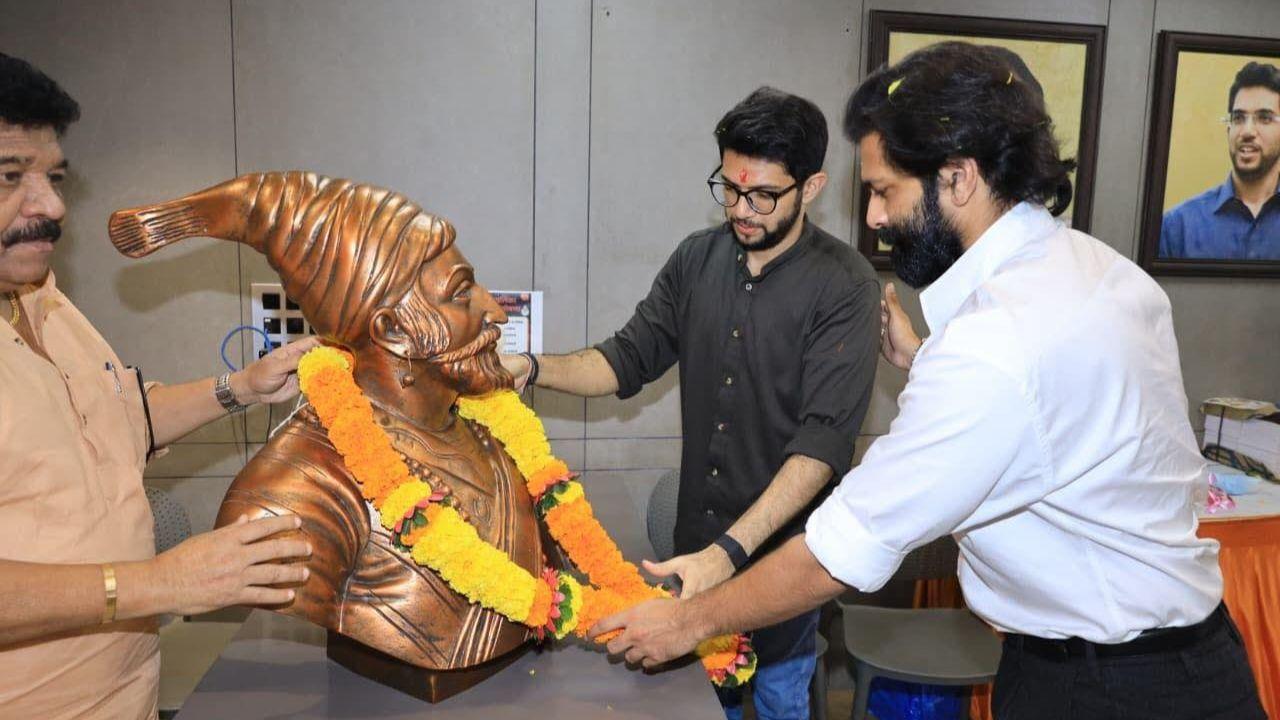 During their visit to Krishna Mhadgut's election campaign office, both the leaders paid tribute to Chhatrapati Shivaji Maharaj