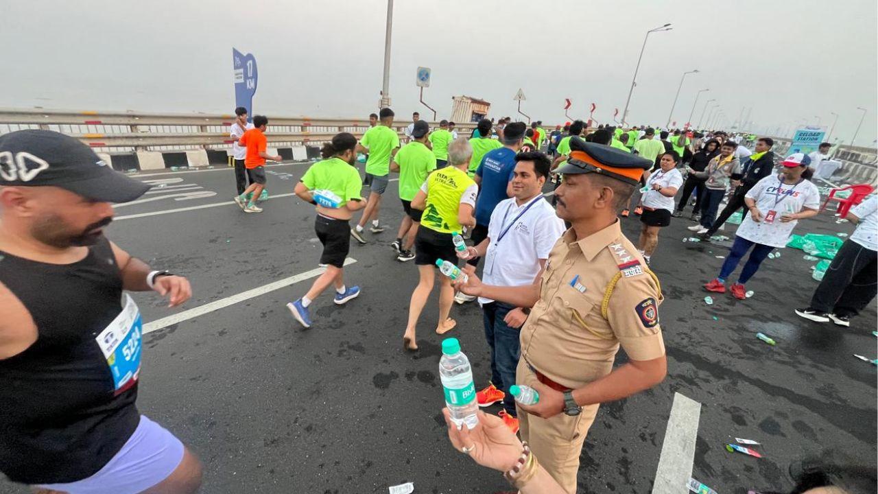 Mumbai LIVE: Mumbai Marathon runners passes through Coastal Road
