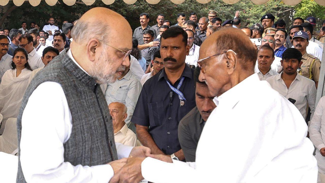 Union Home Minister greeted Sharad Pawar at the cremation ceremony of Ajit Pawar (Pic/PTI)
