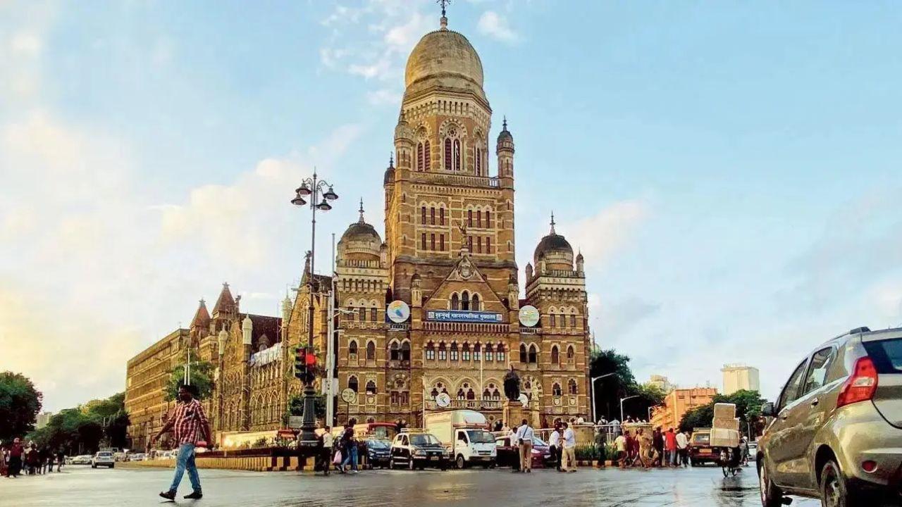 Mumbai LIVE: BMC removes around 200 unauthorised hawkers near Cooper Hospital