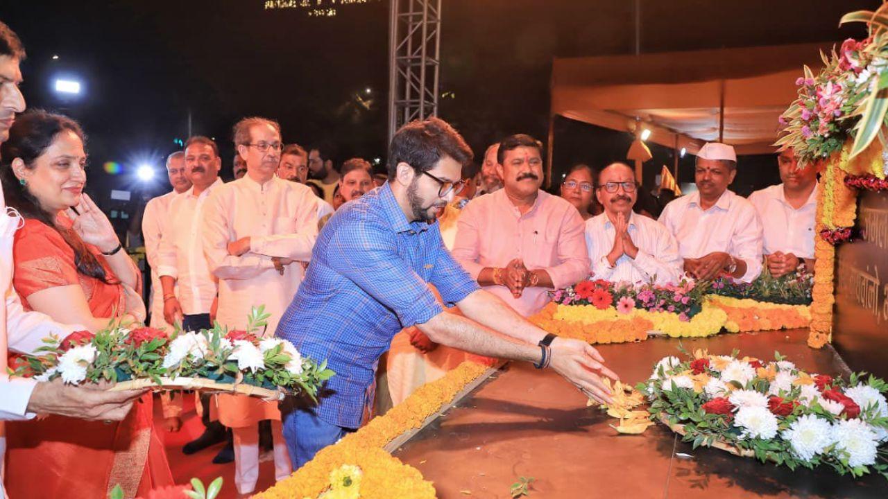  Yuva Sena chief and Shiv Sena MLA from Worli Aaditya Thackeray paid floral tributes to Bal Thackeray on his 100th birth anniversary