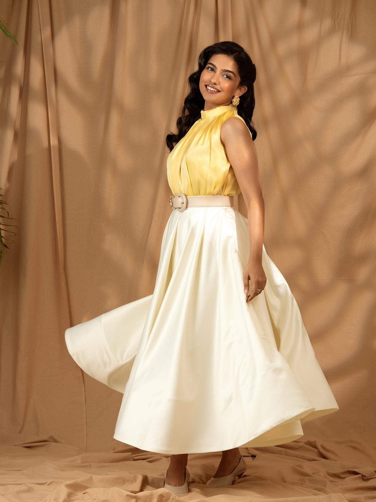 <p>Mamitha made her acting debut in 2017 with the Malayalam film Sarvopari Palakkaran, sharing screen space with established actors like Anoop Menon, Aparna Balamurali, and Anu Sithara.</p>