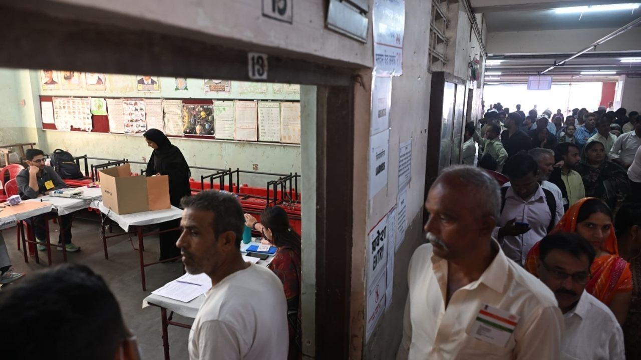 <p>Voters wait in queues for their turn to cast their vote during the civic elections in Malad</p> <p>Voters wait in queues for their turn to cast their vote during the civic elections in Malad</p>