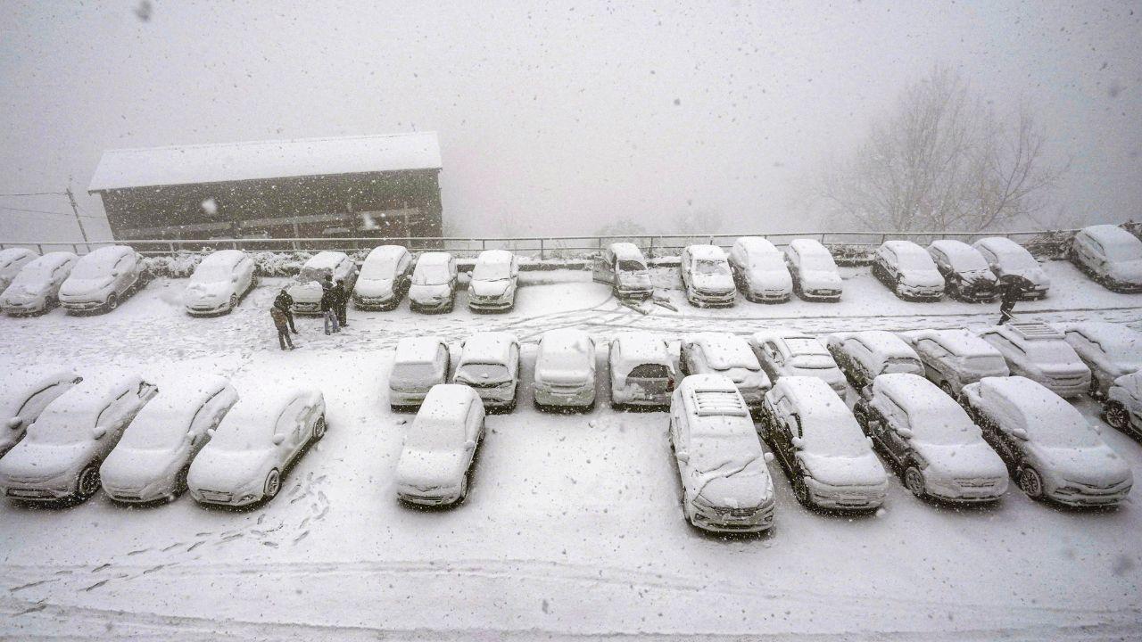 <p>Amid the snowfall, IMD also reported thunderstorms at isolated places, including Sundernagar, Kangra, Shimla, Murari Devi, and Jubbarhatti</p>