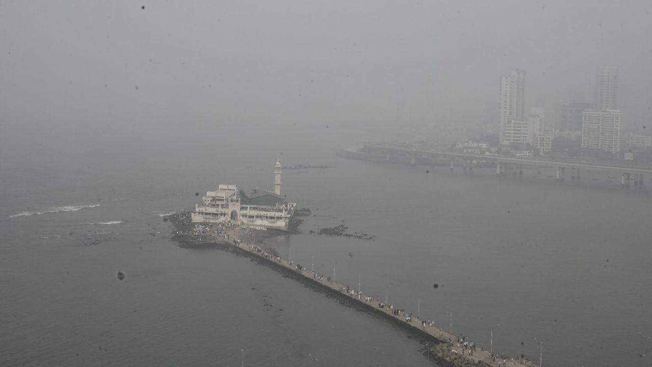 The iconic Haji Ali and Worli coastal stretch disappeared under polluted air as humidity hovered around 70 percent and temperatures remained near 28 degrees celsius, worsening breathing conditions
 