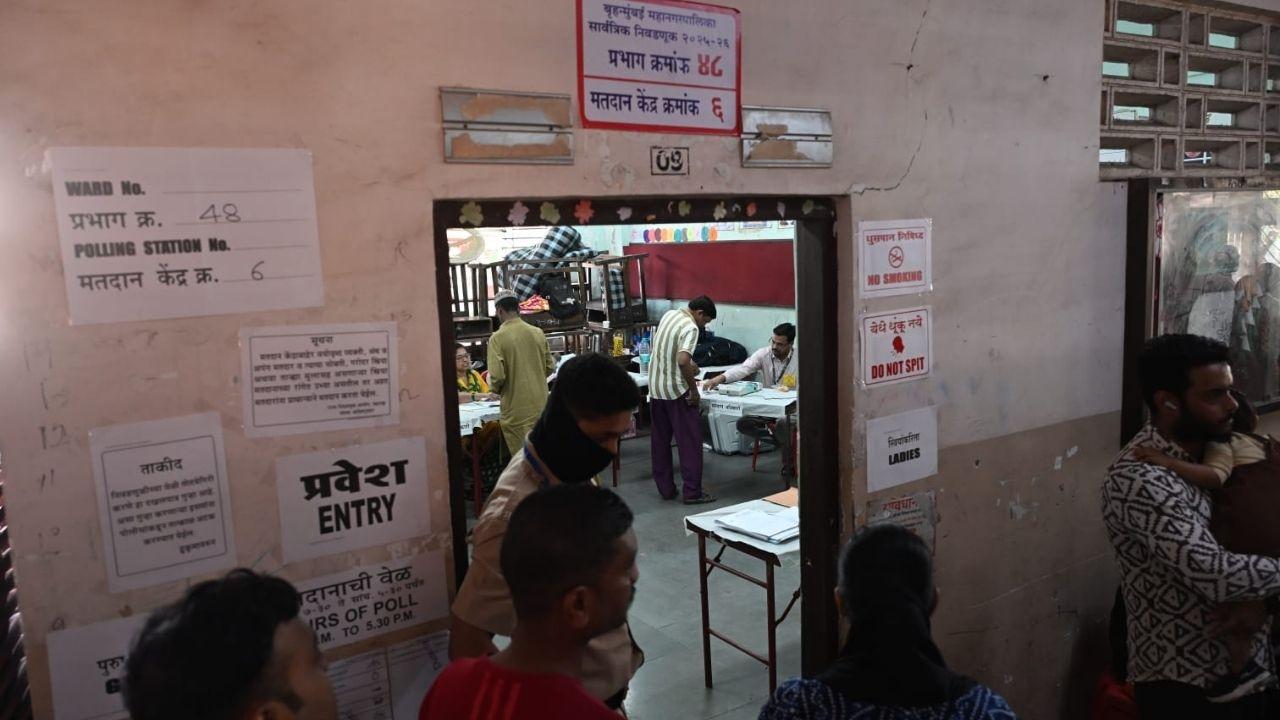 <p>Voters gather in large numbers outside a polling booth during the BMC civic polls </p> <p>Voters gather in large numbers outside a polling booth during the BMC civic polls </p>