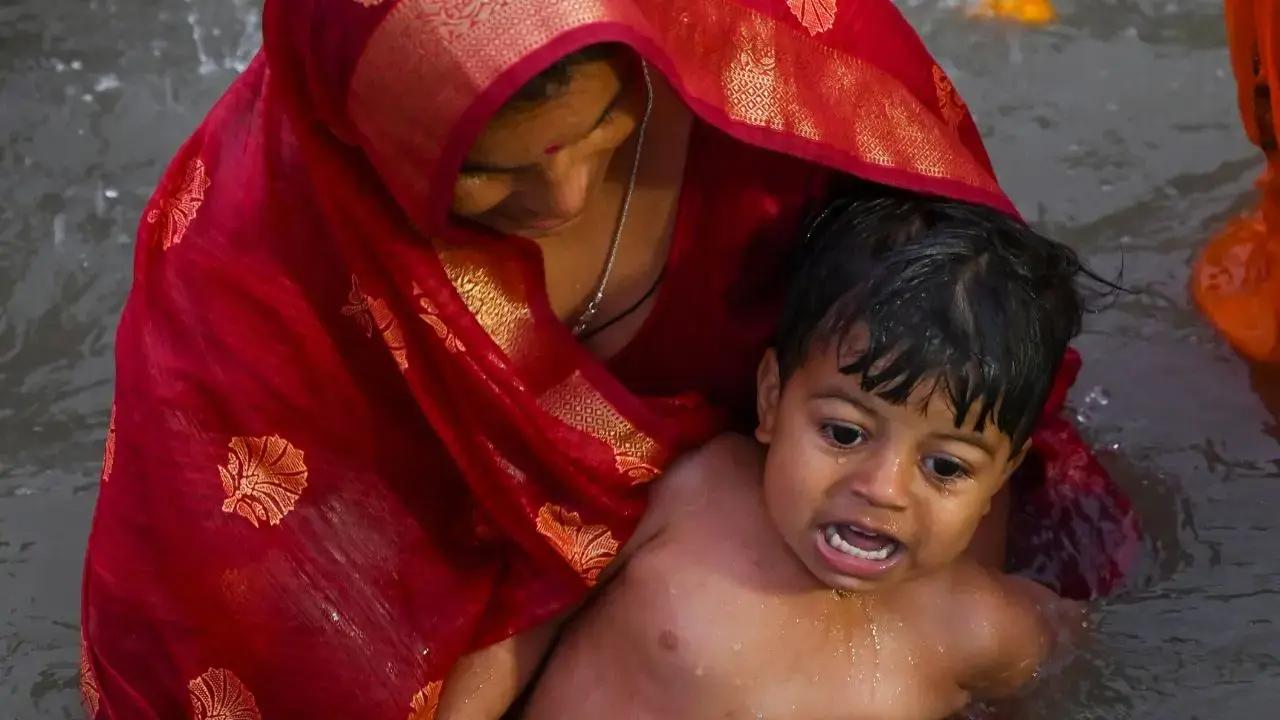 <p>The atmosphere at the ghats was marked by devotional fervour, with chants and prayers echoing along the riverbanks </p> <p>The atmosphere at the ghats was marked by devotional fervour, with chants and prayers echoing along the riverbanks </p>