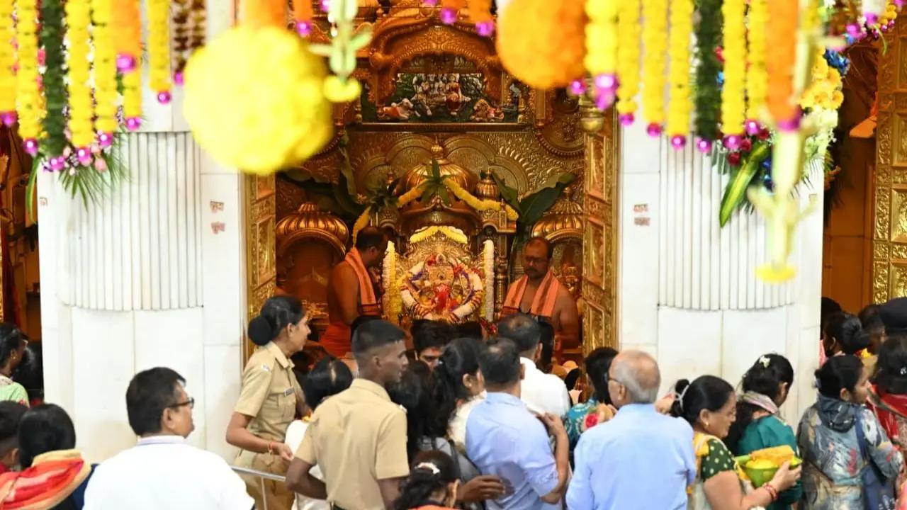 Police personnel at the Siddhivinayak temple took control of the situation on the first morning of 2026. Officials managing crowd movement to ensure sheer convenience despite heavy rush