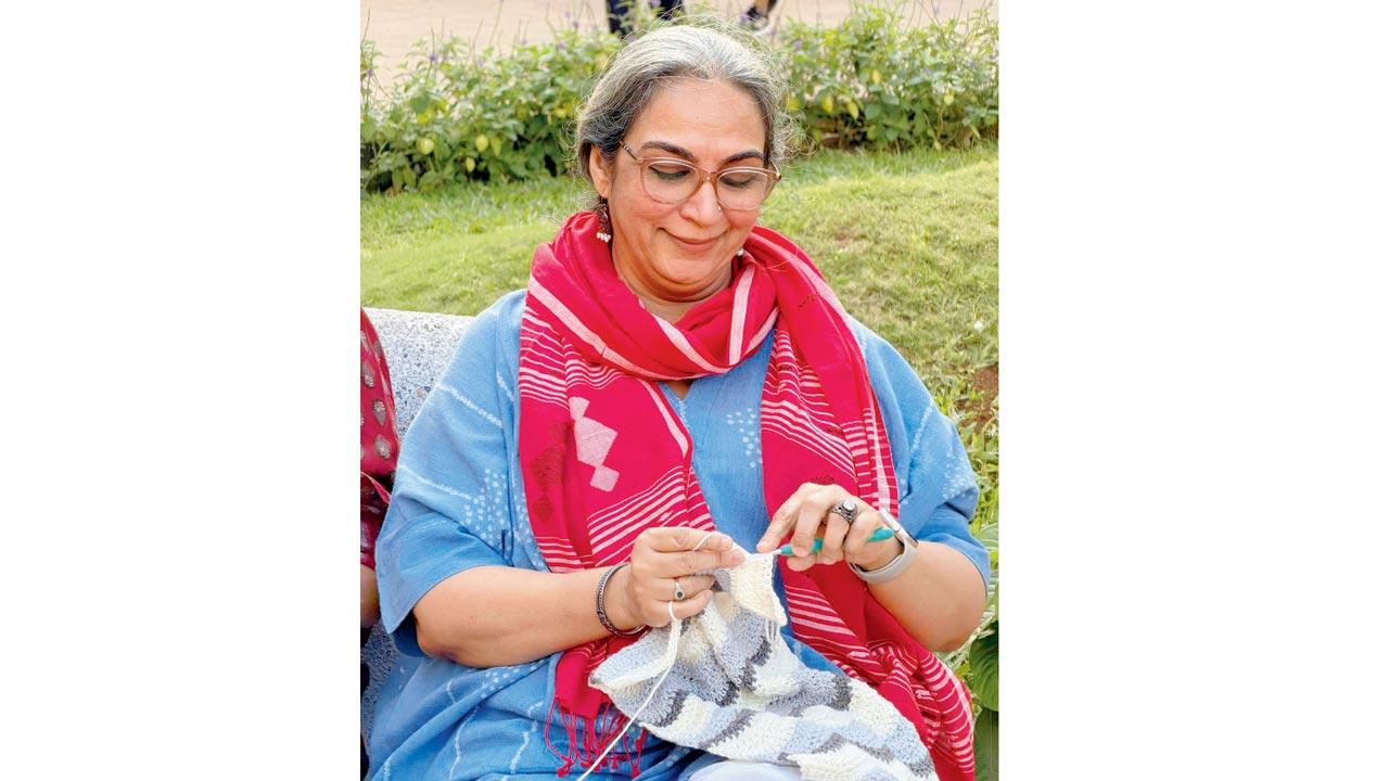 Himani Mehta Dehlvi knits a scarf at the event. Pics Courtesy/Dhai Akshar Educational Trust; Udhed Bunn Baatein