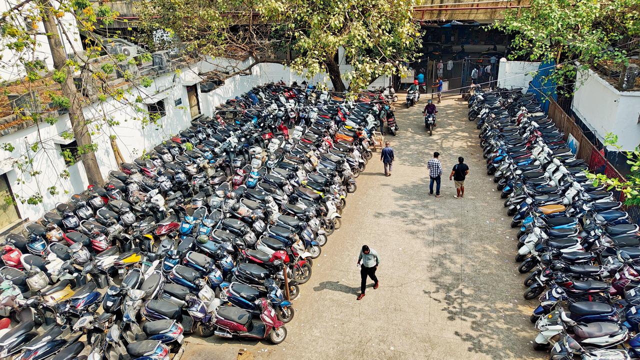 The parking lot on the eastern side of Andheri railway station