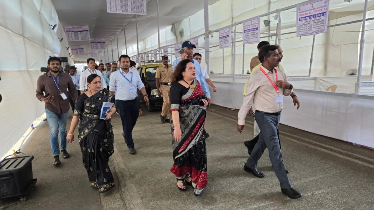 <p>BMC`s Additional Municipal Commissioner (City), Dr Ashwini Joshi, personally inspected the election material distribution at the Shahaji Raje Bhosale Sports Complex in Andheri (West)</p> <p>BMC`s Additional Municipal Commissioner (City), Dr Ashwini Joshi, personally inspected the election material distribution at the Shahaji Raje Bhosale Sports Complex in Andheri (West)</p>
