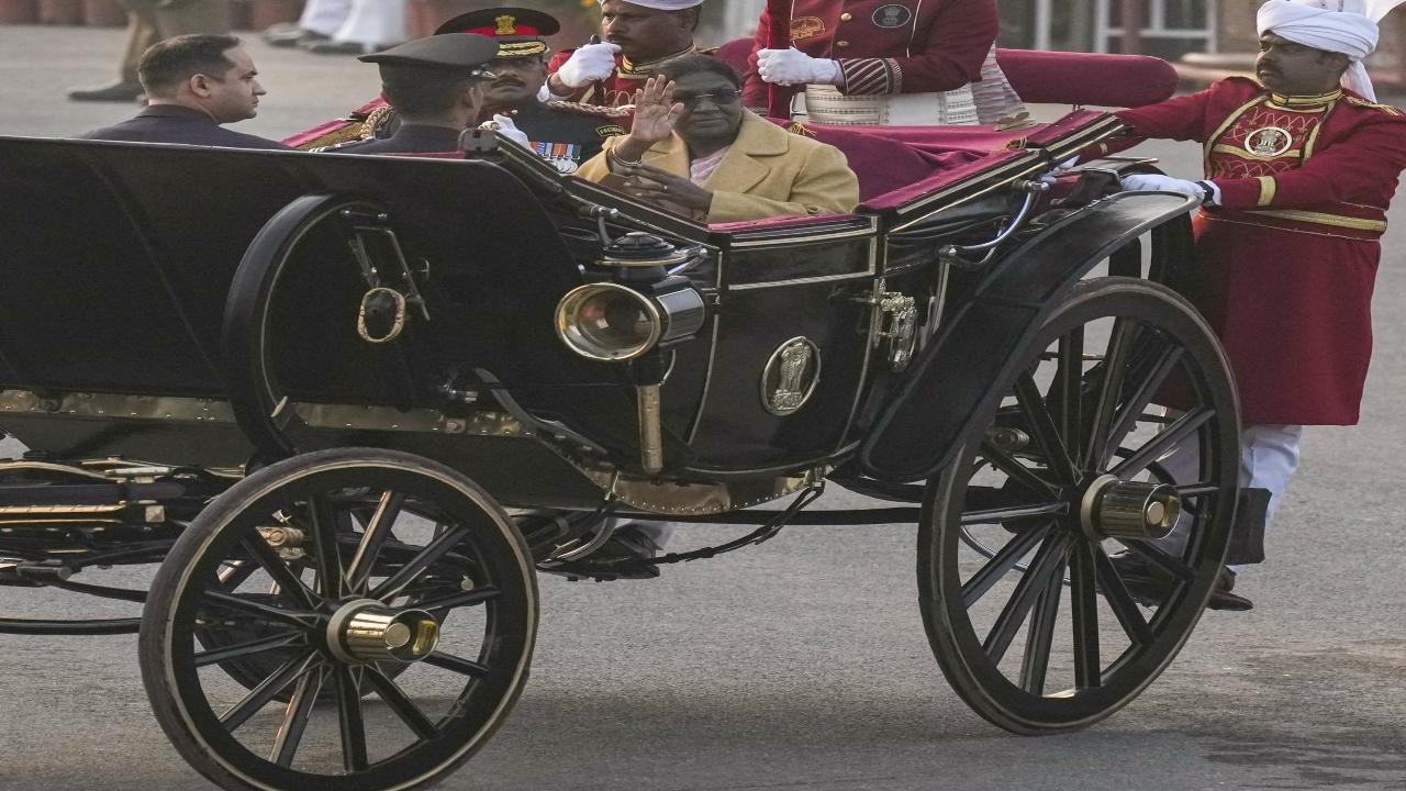 <p>President Droupadi Murmu arrives at Vijay Chowk for the Beating Retreat ceremony</p>