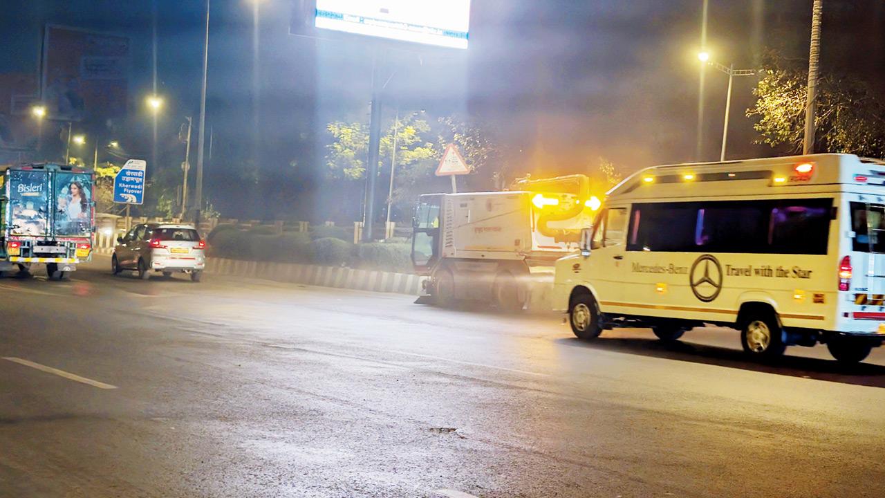 Mechanical sweeper on WEH accused of aggravating pollution instead of reducing