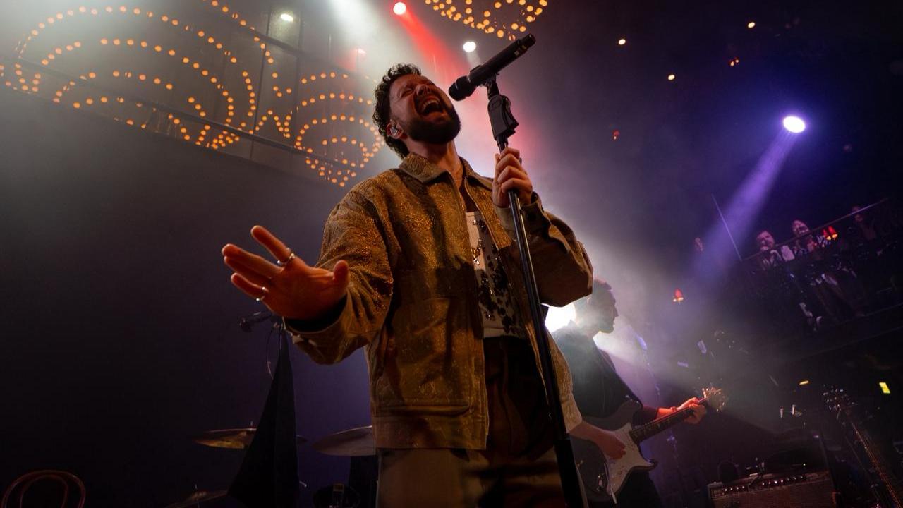 <p>Delhi was treated to a deeply moving musical evening as the multi-platinum singer-songwriter returned to India with `The Avenoir Tour`</p>