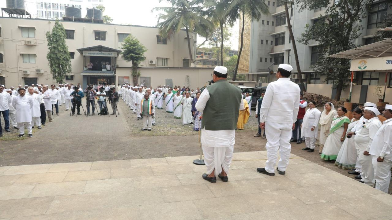 <p>Taking a swipe at the BJP and AIMIM, Sapkal claimed the two parties were “two sides of the same coin”, alleging that their ideological links dated back to the pre-Independence period.</p> <p>Taking a swipe at the BJP and AIMIM, Sapkal claimed the two parties were “two sides of the same coin”, alleging that their ideological links dated back to the pre-Independence period.</p>