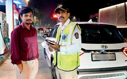 Akash Pandey, the driver booked for drunk driving, and a traffic constable near the JW Marriott in Juhu early on Thursday. PICS/NIMESH DAVE