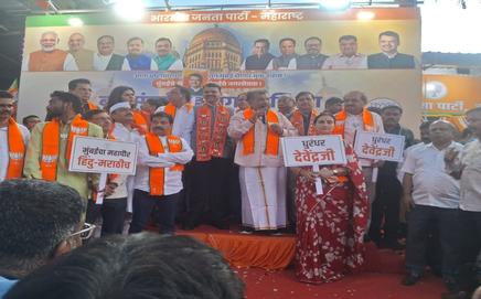 CM Devendra Fadnavis, along with party leaders, at the BJP headquarters in South Mumbai. PIC/SAYYED SAMEER ABEDI