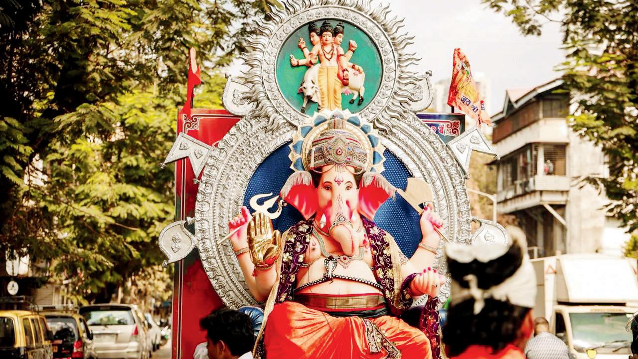 Goregaon Cha Omkareshwar in procession. Pic courtesy/Om Sai Datta Mitra Mandal