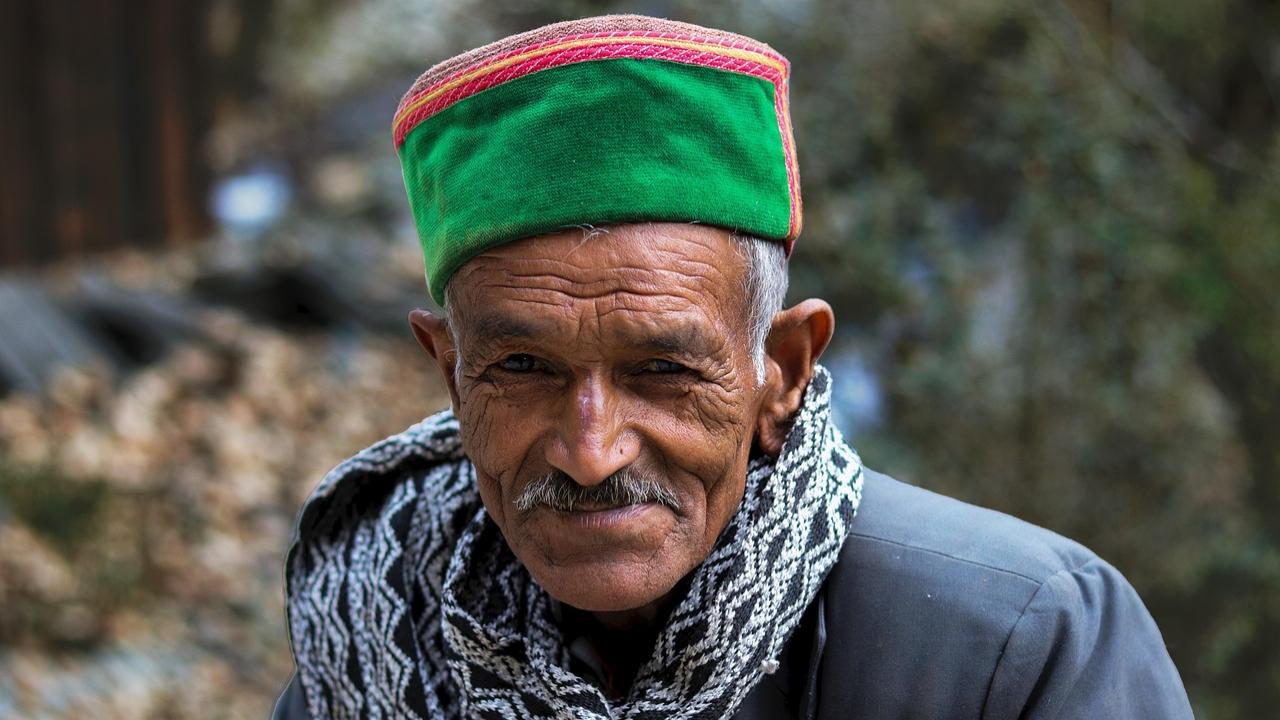 Himachal's shawl industry enters Guinness Book for largest display of pieces