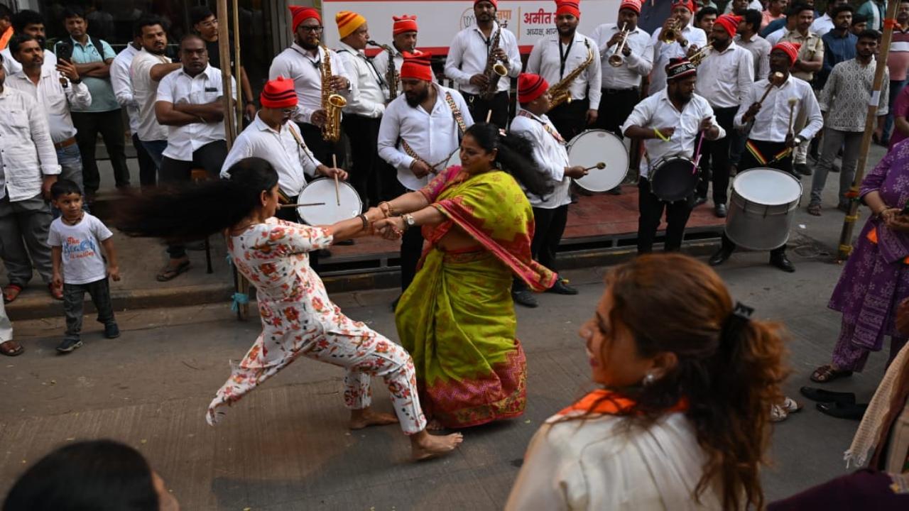 Women workers perform ‘fugdi’ in jubilation