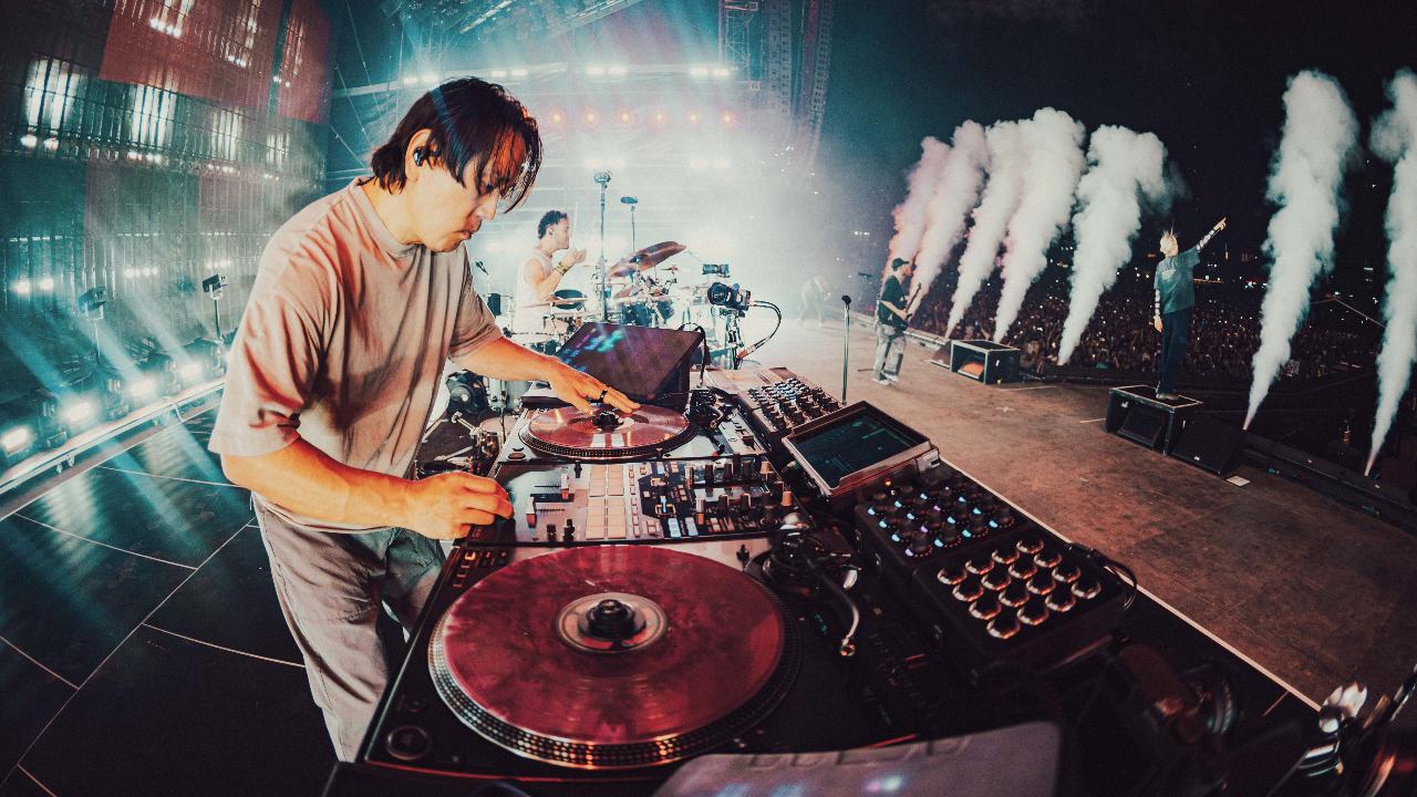 <p>The performance also saw Mike Shinoda interacting with fans, as one of them revealed that they had skipped their honeymoon to watch Linkin Park live, and they were rewarded with his cap. Later, another fan climbed a part of the stage setup but came down when he saw authorities coming towards him</p> <p>The performance also saw Mike Shinoda interacting with fans, as one of them revealed that they had skipped their honeymoon to watch Linkin Park live, and they were rewarded with his cap. Later, another fan climbed a part of the stage setup but came down when he saw authorities coming towards him</p>